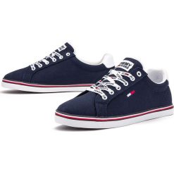 TOMMY HILFIGER ESSENTIAL LOW-TOP TRAINERS > EN0EN00786-C87. Sneakersy damskie TOMMY HILFIGER, z haftami, z bawełny, bez rękawów, tenisowe. W wyprzedaży za 199,99 zł.