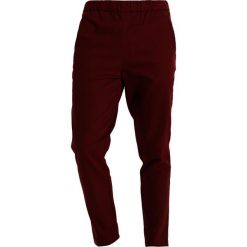 Chinosy męskie: Legends HERMOSA Spodnie materiałowe burgundy