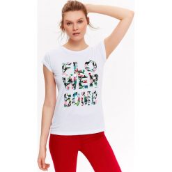 T-SHIRT KRÓTKI RĘKAW DAMSKI W KWIATY, Z APLIKACJĄ. Białe t-shirty damskie DRYWASH, z nadrukiem, z bawełny, klasyczne, z klasycznym kołnierzykiem. W wyprzedaży za 29,99 zł.