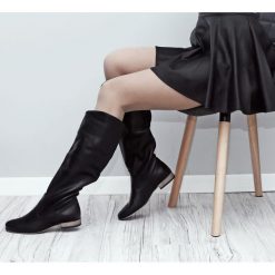 Klasyczne wsuwane kozaki - skóra naturalna - model 125 - kolor czarny. Czarne kozaki damskie Zapato, na lato, z jeansu, eleganckie, na wysokim obcasie, na płaskiej podeszwie, bez zapięcia. W wyprzedaży za 391,20 zł.