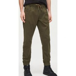 Joggery basic slim fit - Khaki. Brązowe spodnie męskie Cropp, m, bez wzorów. Za 99,99 zł.