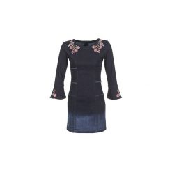 Sukienki krótkie Desigual LAURA. Niebieskie sukienki damskie Desigual, bez wzorów, bez kołnierzyka, z krótkim rękawem, krótkie, mini. Za 423,20 zł.