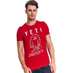 T-shirt z nadrukiem. Czerwone t-shirty męskie na zimę, xxl, z nadrukiem, z bawełny, sportowe, z okrągłym kołnierzem, krótkie. W wyprzedaży za 19,99 zł.