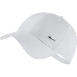 CZAPKA HERITAGE 86 METAL SWOOSH. Białe czapki męskie Nike, na lato, w paski, z materiału, klasyczne. Za 59,99 zł.
