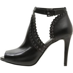 MICHAEL Michael Kors JESSIE OPEN TOE BOOTIE Sandały na obcasie black. Czarne sandały damskie MICHAEL Michael Kors, z materiału, na obcasie. Za 949,00 zł.