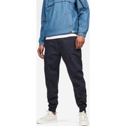 G-Star Raw - Spodnie. Niebieskie spodnie męskie G-Star RAW, na co dzień, bez wzorów, z elastanu, retro. W wyprzedaży za 359,90 zł.