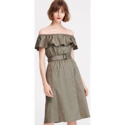 Sukienka hiszpanka - Khaki. Brązowe sukienki damskie Reserved, bez wzorów, bez kołnierzyka, bez rękawów. Za 119,99 zł.