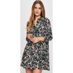 Answear - Sukienka Secret Garden. Sukienki damskie ANSWEAR, na co dzień, s, w kwiaty, z wiskozy, casualowe, bez kołnierzyka, bez rękawów, długie, mini, rozkloszowane. W wyprzedaży za 79,90 zł.