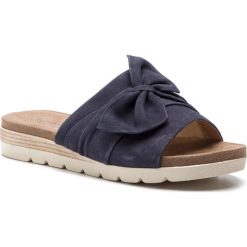Klapki CAPRICE - 9-27104-22 Navy Suede 816. Niebieskie klapki damskie Caprice, bez wzorów, ze skóry, bez obcasa. Za 239,90 zł.