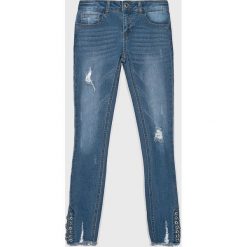 Guess Jeans - Jeansy dziecięce 136-175 cm. Niebieskie jeansy dziewczęce Guess Jeans, z aplikacjami, z elastanu. W wyprzedaży za 129,90 zł.