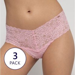 Trójpak klasycznych fig Lana II. Majtki damskie Dorina, w koronkowe wzory, z bawełny. Za 74,99 zł.