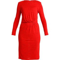 Baum und Pferdgarten JOLENE Sukienka z dżerseju red nibs. Czerwone sukienki z falbanami marki Baum und Pferdgarten, xl, z dżerseju. Za 459,00 zł.
