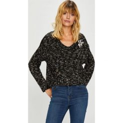 Guess Jeans - Sweter. Czarne swetry damskie Guess Jeans, s, z aplikacjami, z bawełny, bez rękawów, bez kaptura. W wyprzedaży za 179,90 zł.