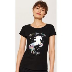 T-shirt z holograficznym nadrukiem - Czarny. Czarne t-shirty damskie House, l, z nadrukiem. W wyprzedaży za 15,99 zł.