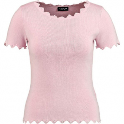 Koszulka w kolorze jasnoróżowym. Czerwone t-shirty damskie marki Taifun, prążkowane, z okrągłym kołnierzem. W wyprzedaży za 108,95 zł.