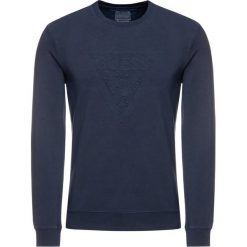 Bluza Guess Ben M94Q35 K92C0. Niebieskie bluzy męskie Guess, s, z aplikacjami, z elastanu, bez kołnierzyka, bez rękawów, bez kaptura. W wyprzedaży za 199,00 zł.