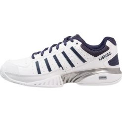 KSWISS RECEIVER IV Obuwie multicourt white/navy. Białe buty sportowe męskie K-SWISS, ze skóry, bez zapięcia, outdoorowe. Za 419,00 zł.