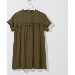 Bawełniana tunika z falbaną Eco Aware - Khaki. Brązowe tuniki damskie Mohito, s, bez wzorów, z bawełny, bez kołnierzyka, bez rękawów. Za 69,99 zł.