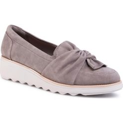 Półbuty CLARKS - Sharon Dasher 261476334 Sage. Szare półbuty damskie Clarks, bez wzorów, ze skóry, bez obcasa, na obcasie, bez zapięcia. Za 389,00 zł.