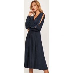 Trussardi Jeans - Sukienka. Szare sukienki damskie Trussardi Jeans, bez wzorów, z elastanu, eleganckie, z włoskim kołnierzykiem, z długim rękawem, długie, mini, rozkloszowane. W wyprzedaży za 799,90 zł.