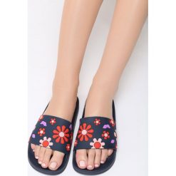 Granatowe Klapki Flowered Garden. Szare crocsy damskie Born2be, w paski, na płaskiej podeszwie. Za 59,99 zł.
