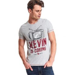 T-shirt ze świątecznym z nadrukiem. Szare t-shirty męskie Top Secret, na zimę, xxl, z nadrukiem, z bawełny, klasyczne, z klasycznym kołnierzykiem. W wyprzedaży za 19,99 zł.