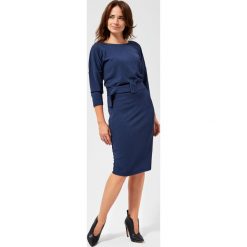 Sukienka z paskiem w talii. Niebieskie sukienki damskie Moodo, xl, w paski, z elastanu, eleganckie, z okrągłym kołnierzem, bez rękawów. Za 99,99 zł.