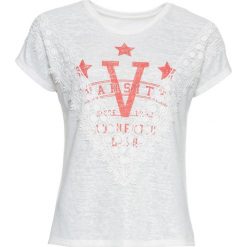 T-shirt z koronką bonprix biały z nadrukiem. Białe t-shirty damskie bonprix, w koronkowe wzory, z koronki. Za 27,99 zł.