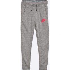 Nike Kids - Spodnie dziecięce 122-166 cm. Czarne spodnie dziewczęce Nike Kids, bez wzorów, z bawełny, sportowe. W wyprzedaży za 149,90 zł.
