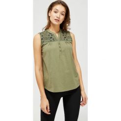 Bawełniany top z nadrukiem. Zielone bluzki damskie Moodo, xl, z nadrukiem, z bawełny, z dekoltem w serek. Za 19,99 zł.