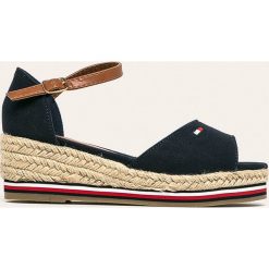 Tommy Hilfiger - Sandały dziecięce. Niebieskie sandały dziewczęce TOMMY HILFIGER, z gumy, na klamry. Za 299,90 zł.