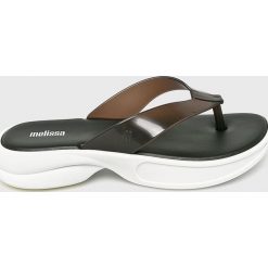 Melissa - Japonki. Czarne klapki damskie Melissa, bez wzorów, z gumy, bez obcasa. Za 319,90 zł.