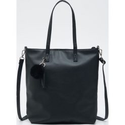 Torebka shopper z brelokiem - Czarny. Czarne torby damskie na zakupy Sinsay, bez wzorów, z breloczkiem. Za 49,99 zł.