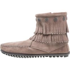 Botki damskie lity: Minnetonka DOUBLE FRINGE SIDE ZIP Ankle boot grau