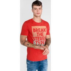 Jack & Jones Zap Koszulka Czerwony. Czerwone podkoszulki męskie Jack & Jones, s, z nadrukiem, z bawełny, bez kołnierzyka, krótkie. Za 88,95 zł.
