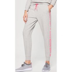 Spodnie dresowe damskie: Spodnie dresowe athleisure – Szary
