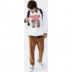 Bluza Netflix Stranger Things ze zdjęciem. Białe bluzy męskie marki Pull&Bear, m, bez wzorów, bez kołnierzyka, bez rękawów, bez kaptura. Za 109,00 zł.