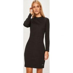 Calvin Klein Jeans - Sukienka. Czarne sukienki damskie Calvin Klein Jeans, na co dzień, s, bez wzorów, z elastanu, casualowe, z okrągłym kołnierzem, z długim rękawem, długie, mini, rozkloszowane. W wyprzedaży za 429,90 zł.