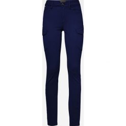 G-Star Raw - Spodnie. Czarne spodnie damskie G-Star RAW, bez wzorów, z elastanu, retro. Za 469,90 zł.