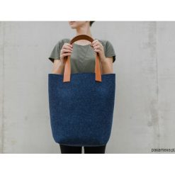 Torebka filcowa INDYGO. Pomarańczowe torebki klasyczne damskie marki Pakamera, bez wzorów, bez dodatków. Za 299,00 zł.