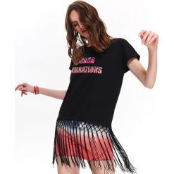 Luźny t-shirt z frędzlami. Czarne t-shirty damskie Top Secret, z nadrukiem, eleganckie, bez kołnierzyka. W wyprzedaży za 24,99 zł.