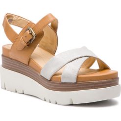 Sandały GEOX - D Radwa C D827UC 07743 C1Q5G Off White/Caramel. Szare klapki damskie Geox, bez wzorów, z zamszu, bez obcasa, na obcasie. W wyprzedaży za 309,00 zł.