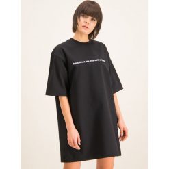 Sukienka codzienna MSGM 2841MDA76 207298. Czarne sukienki damskie MSGM, na co dzień, s, bez wzorów, z bawełny, bez kołnierzyka, bez rękawów, proste. W wyprzedaży za 479,00 zł.