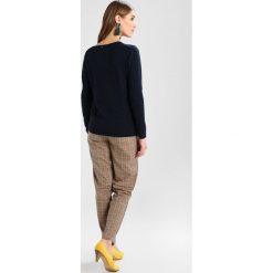 Rosemunde Sweter dark navy melange. Szare swetry klasyczne damskie Rosemunde, xs, z kaszmiru. W wyprzedaży za 440,30 zł.