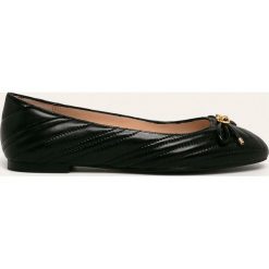 Stuart Weitzman - Baleriny skórzane Hillia. Czarne baleriny damskie Stuart Weitzman, bez wzorów, ze skóry, bez obcasa, na obcasie. W wyprzedaży za 759,90 zł.