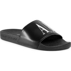 Klapki ARMANI EXCHANGE - XDP011 XV303 00002 Black/White Logo. Czarne klapki damskie Armani Exchange, bez wzorów, z tworzywa sztucznego, bez obcasa. W wyprzedaży za 219,00 zł.