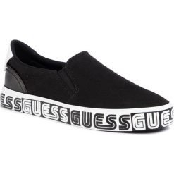 Tenisówki GUESS - Grayci6 FL6YC6 FAB12 BLACK. Czarne półbuty damskie Guess, z aplikacjami, z gumy, bez obcasa, na płaskiej podeszwie, bez zapięcia. Za 379,00 zł.