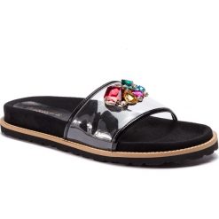 Klapki AZURÉE - Capuci 8D Vernis Noir/Motif Multi 01. Czarne klapki damskie Azurée, z aplikacjami, z tworzywa sztucznego, bez obcasa. Za 699,00 zł.