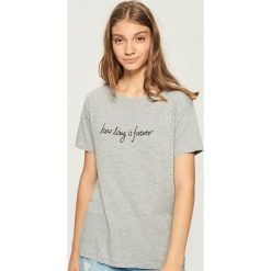 T-shirt z napisem - Jasny szar. Szare t-shirty damskie Sinsay, l, z napisami. W wyprzedaży za 14,99 zł.
