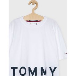Tommy Hilfiger - Top dziecięcy 128-176 cm. Białe bluzki dziewczęce TOMMY HILFIGER, z nadrukiem, z bawełny, z okrągłym kołnierzem, z krótkim rękawem, krótkie, bez kaptura. Za 159,90 zł.